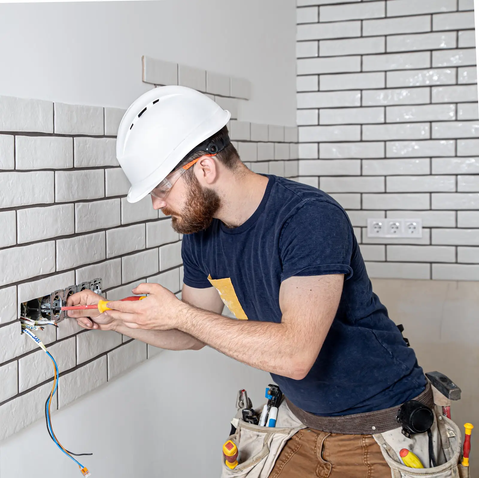 Herramienta con mango amarillo sobre una instalación eléctrica